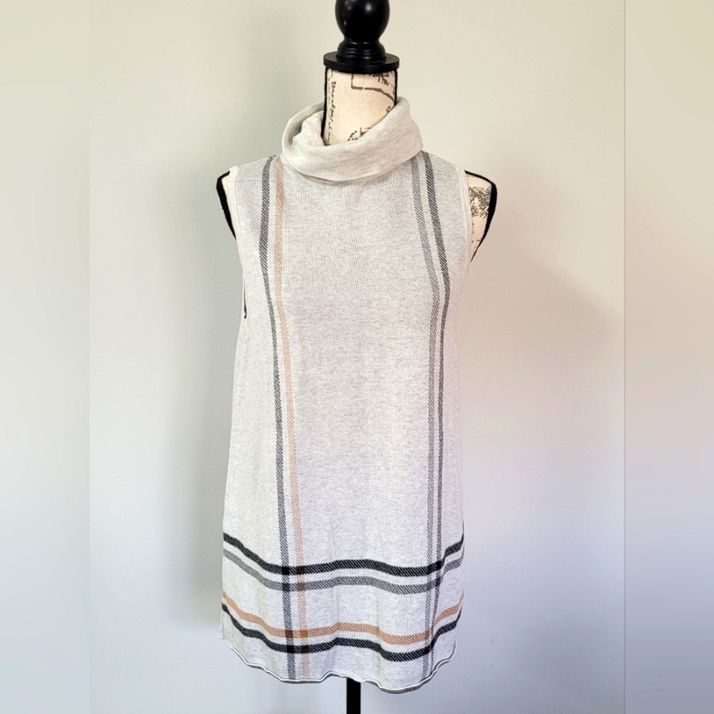 Ann Taylor sleeveless turtleneck sweater in Large.